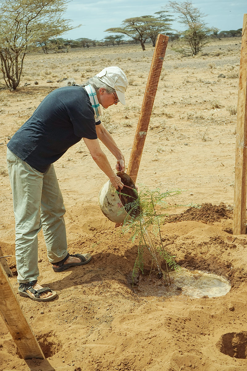 Dr. Kehlenbeck pflanzt Bäume bei der Eröffnung